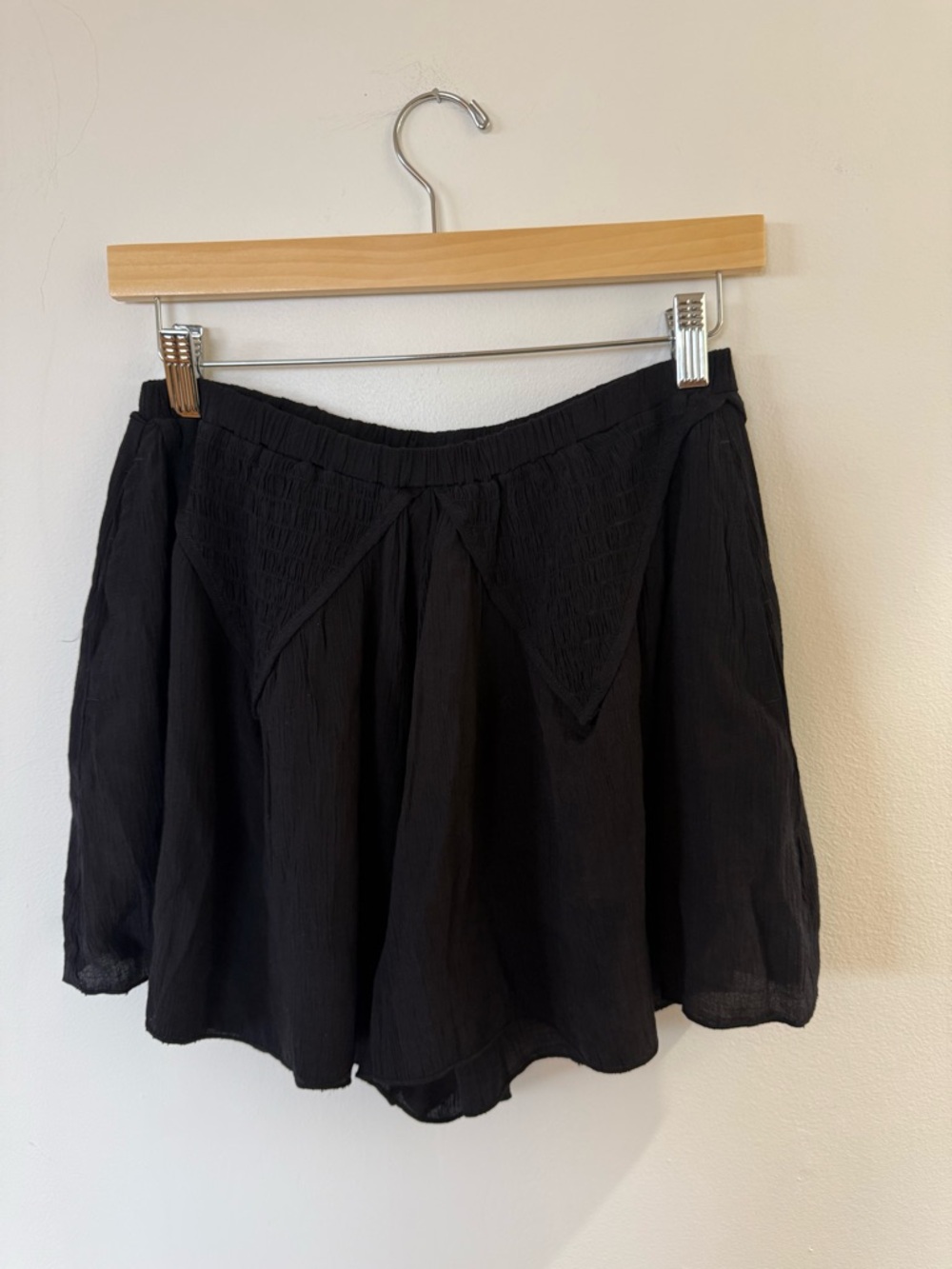 HALARA Black Elastic-Waist Shorts with Textured Panels